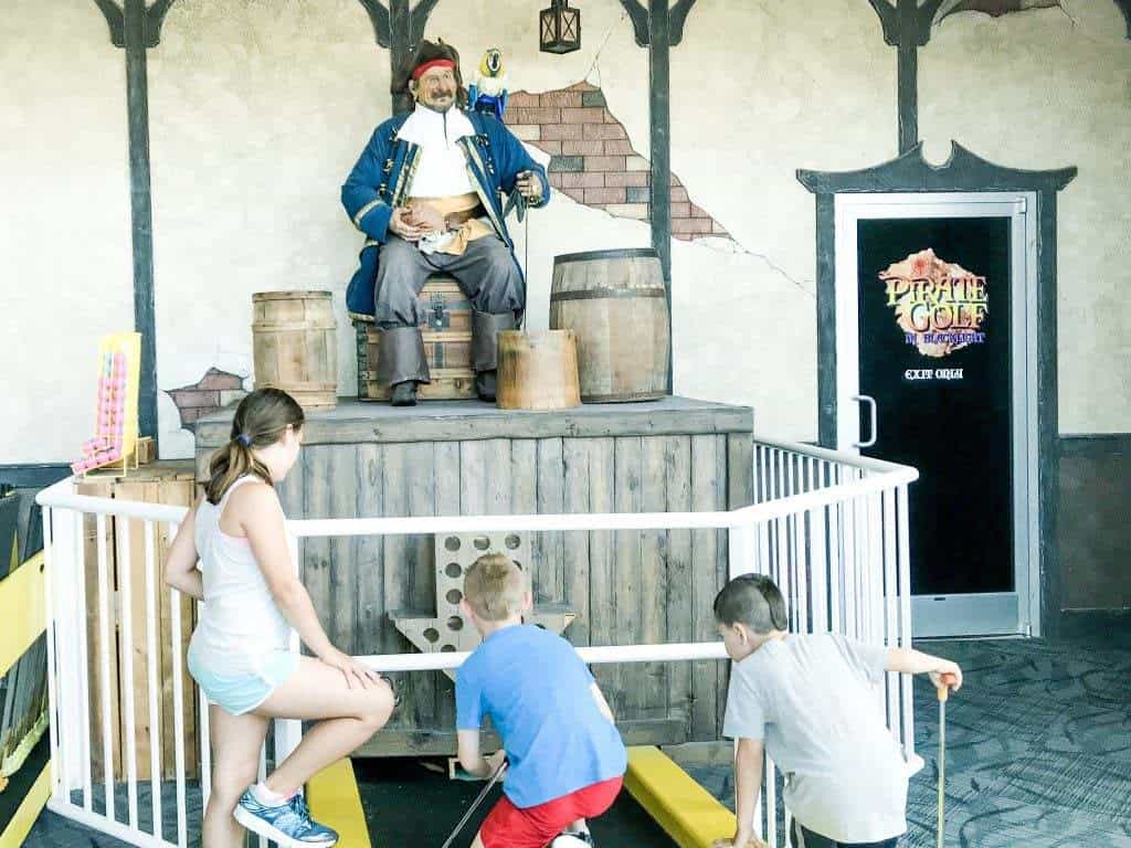 pigeon forge pirate glow golf